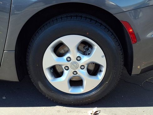 Used 2017 Chrysler Pacifica Touring-L Plus image 4