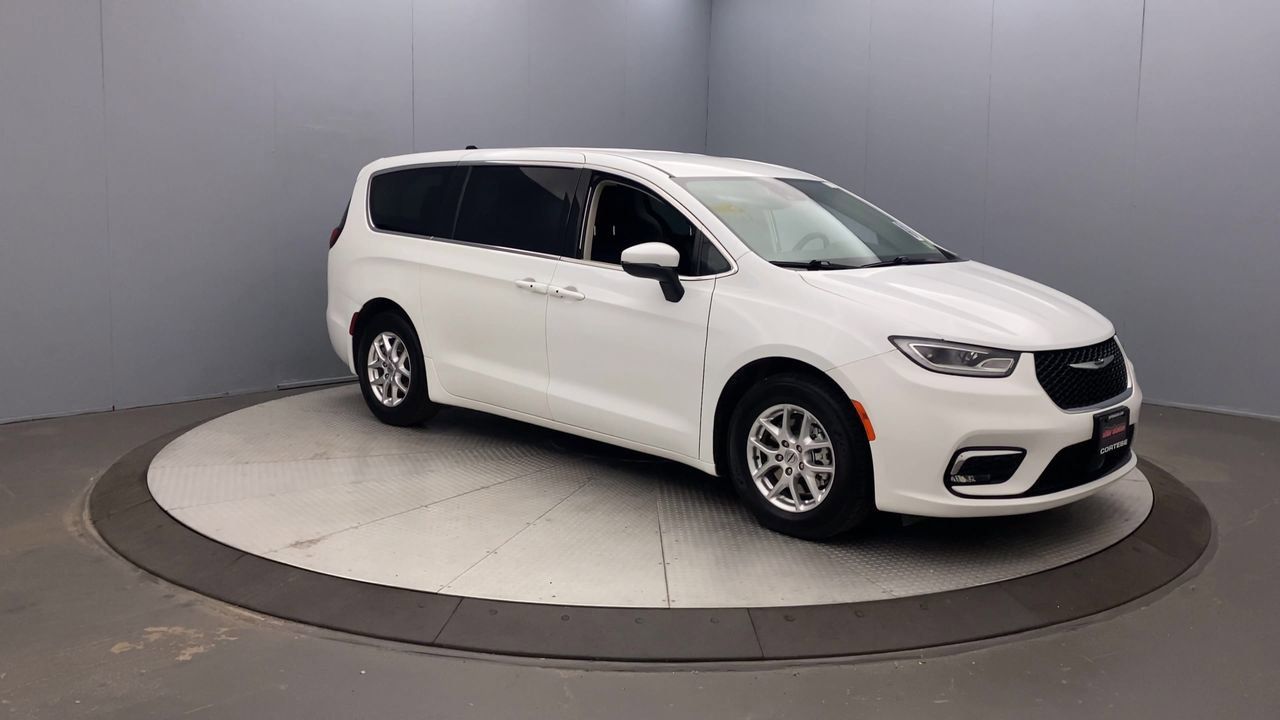 Used 2023 Chrysler Pacifica Touring-L FWD image 7