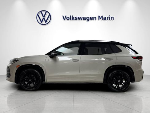 New 2026 Volkswagen Tiguan SE R-Line FWD image 2
