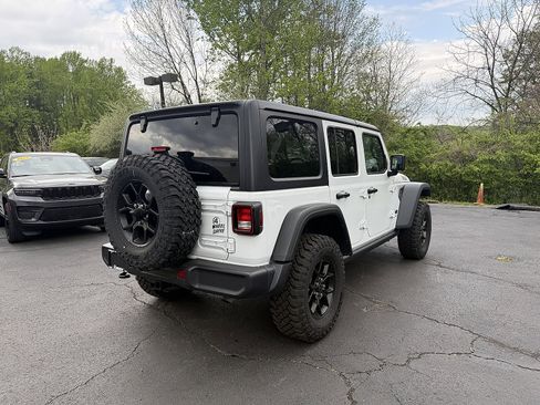 Used 2025 Jeep Wrangler Willys AWD/4WD image 6