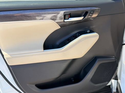 Certified 2025 Toyota Highlander Limited FWD image 13