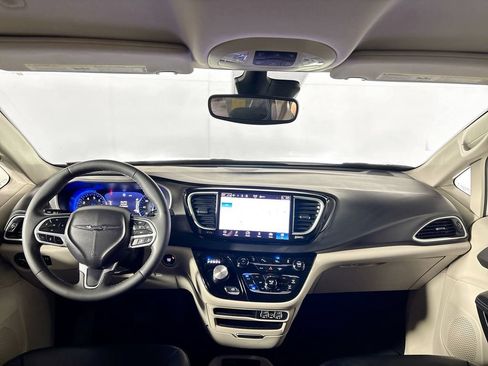 Used 2023 Chrysler Pacifica Touring-L FWD image 12
