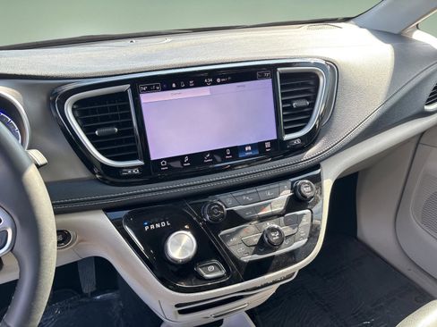 Used 2022 Chrysler Pacifica Touring-L image 13