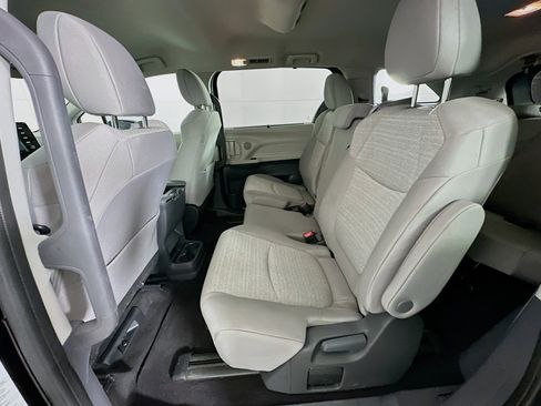 Used 2024 Toyota Sienna LE image 27