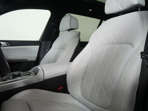 Used 2024 BMW X7 xDrive40i w/ M Sport Package AWD/4WD image 8