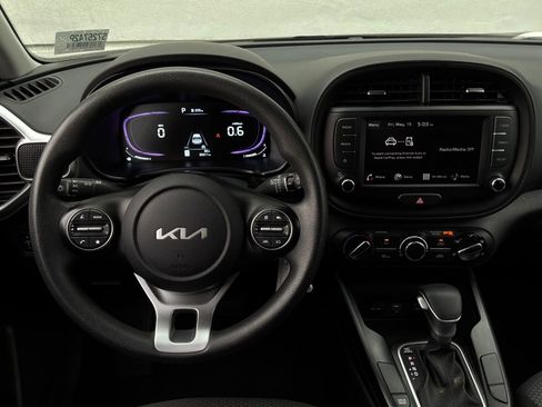 Used 2025 Kia Soul LX w/ LX Technology Package FWD image 11