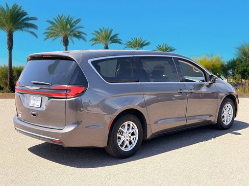 Used 2023 Chrysler Pacifica Touring-L FWD image 5