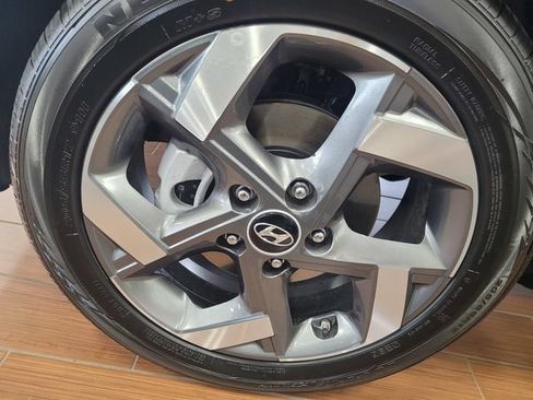 Used 2025 Hyundai Venue Limited FWD image 13