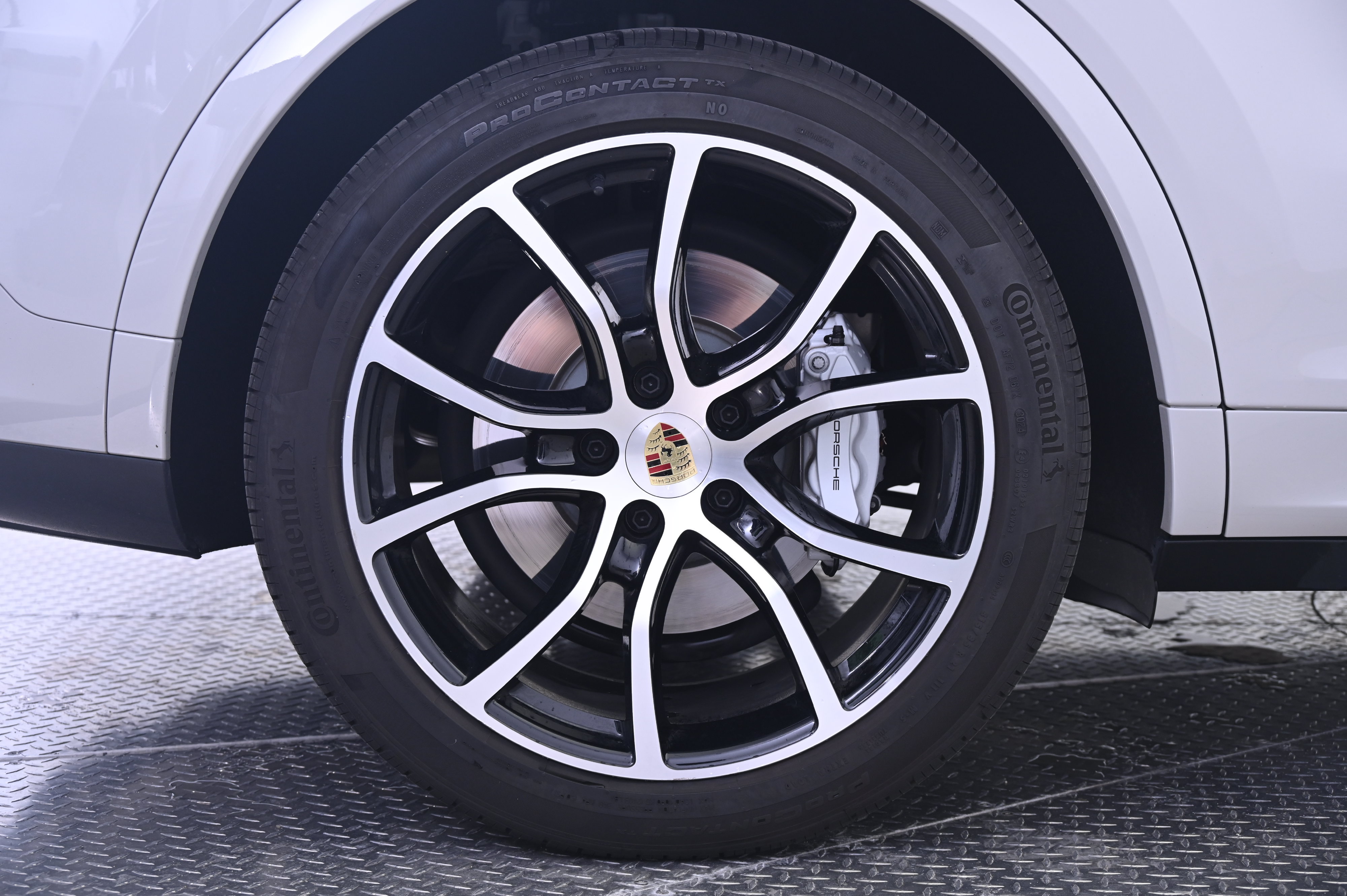 Certified 2023 Porsche Cayenne Turbo AWD/4WD image 13