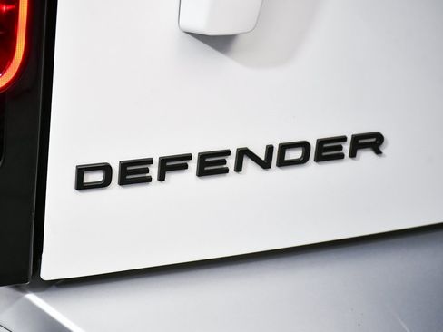 Used 2025 Land Rover Defender 110 S image 89