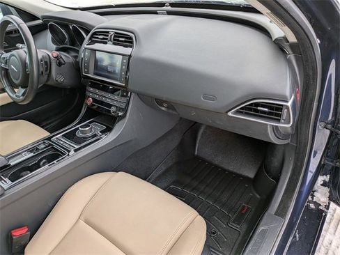 Used 2018 Jaguar XE Premium image 25