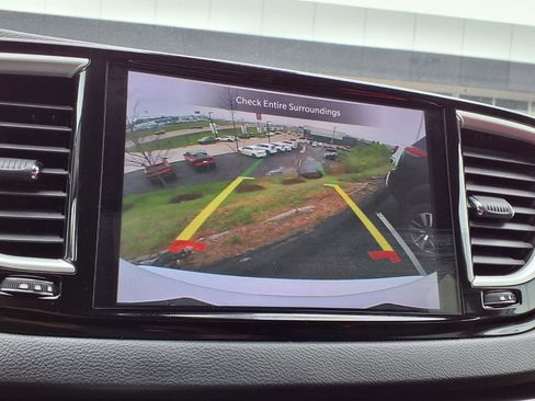 Used 2023 Chrysler Pacifica Touring-L FWD image 7
