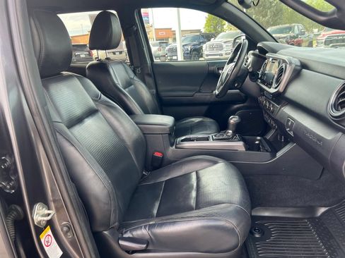 Used 2019 Toyota Tacoma TRD Off-Road AWD/4WD image 16