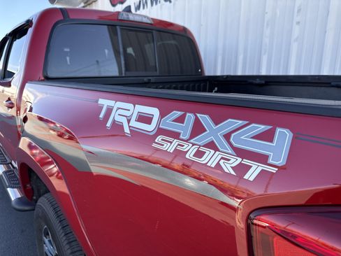 Used 2016 Toyota Tacoma TRD Sport image 4