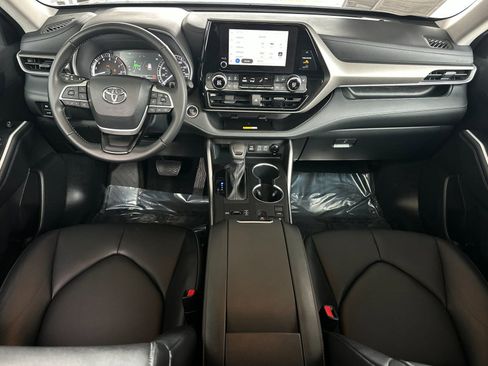 Used 2024 Toyota Highlander XLE FWD image 12