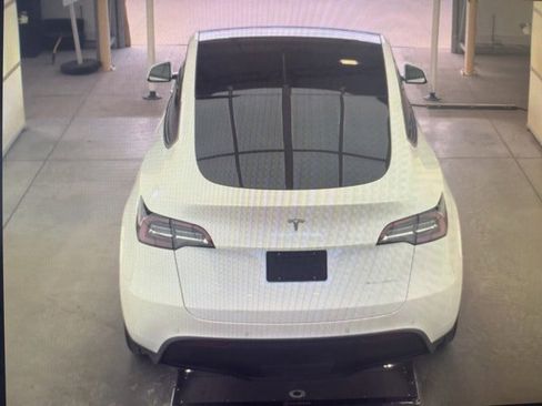 Used 2021 Tesla Model Y Long Range image 5