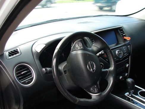 Used 2018 Nissan Pathfinder SV image 8