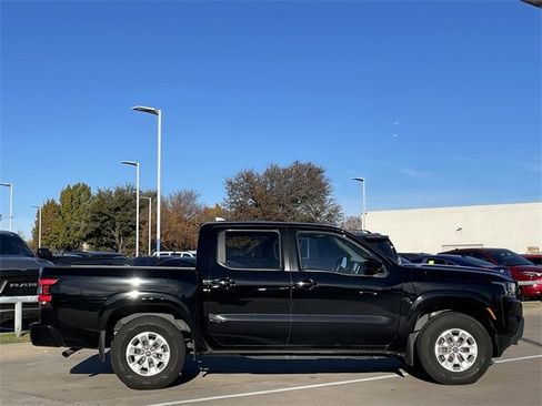 Used 2024 Nissan Frontier SV image 3