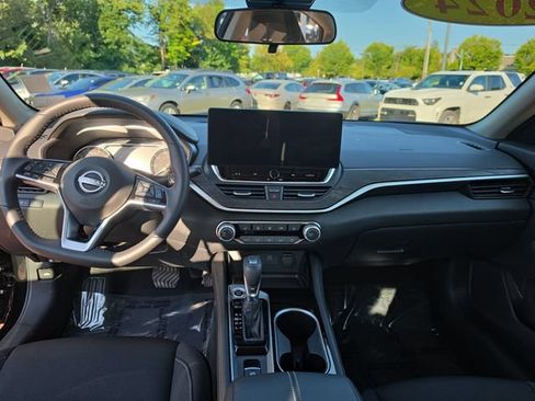 Used 2024 Nissan Altima 2.5 SV w/ SV Premium Package AWD/4WD image 12
