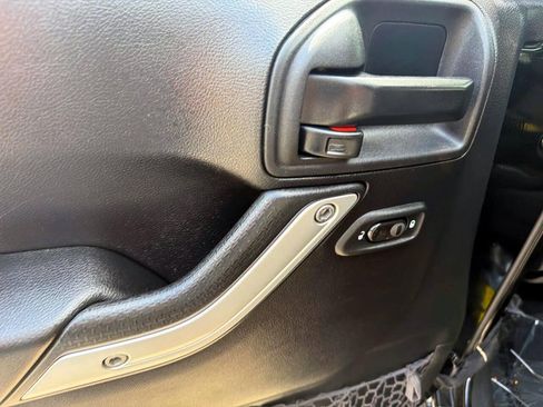 Used 2015 Jeep Wrangler Unlimited Sahara w/ Connectivity Group AWD/4WD image 19