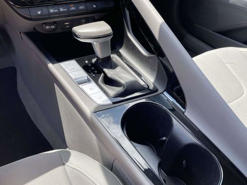 Certified 2025 Hyundai Elantra SEL FWD image 20