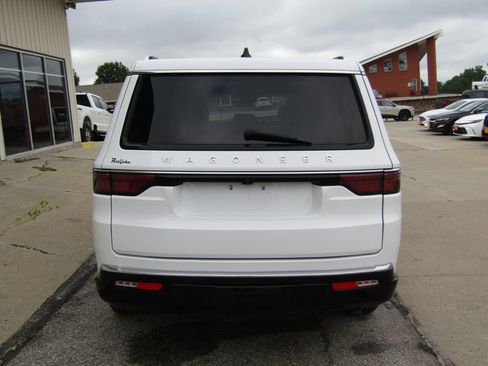 Used 2025 Jeep Wagoneer L Series II w/ 8-pass Seating Package AWD/4WD image 4