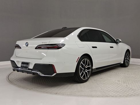 Used 2023 BMW 740i RWD image 9