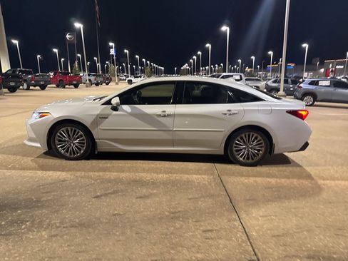 Used 2019 Toyota Avalon Limited image 2