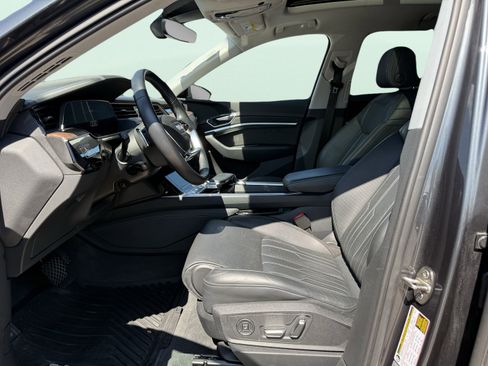 Used 2019 Audi e-tron Prestige w/ Prestige Package image 28