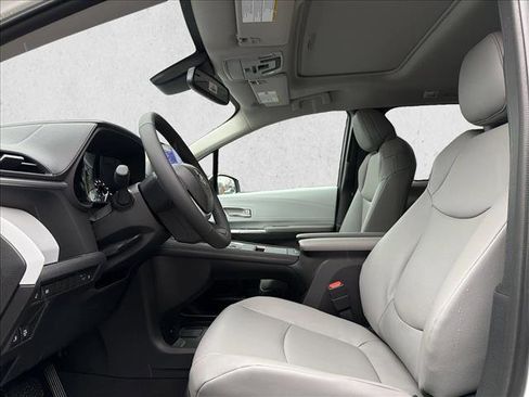 New 2026 Toyota Sienna XLE image 11