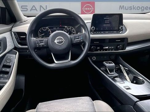 Used 2023 Nissan Rogue SV image 8