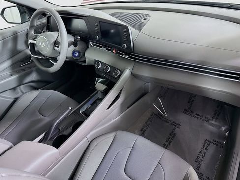 Certified 2024 Hyundai Elantra SE image 30