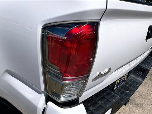 Used 2016 Toyota Tacoma Limited w/ Towing Package AWD/4WD image 28