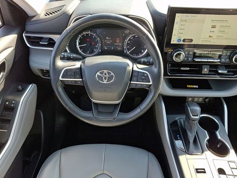 Used 2023 Toyota Highlander XLE FWD image 2