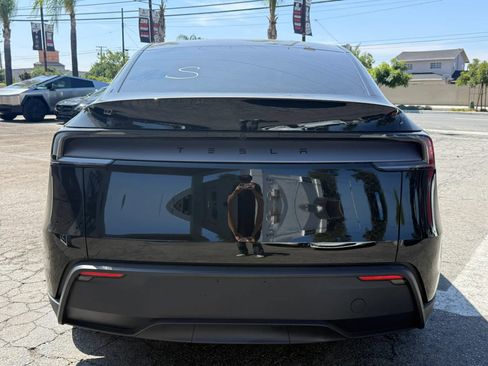 Used 2026 Tesla Model Y 2WD image 5