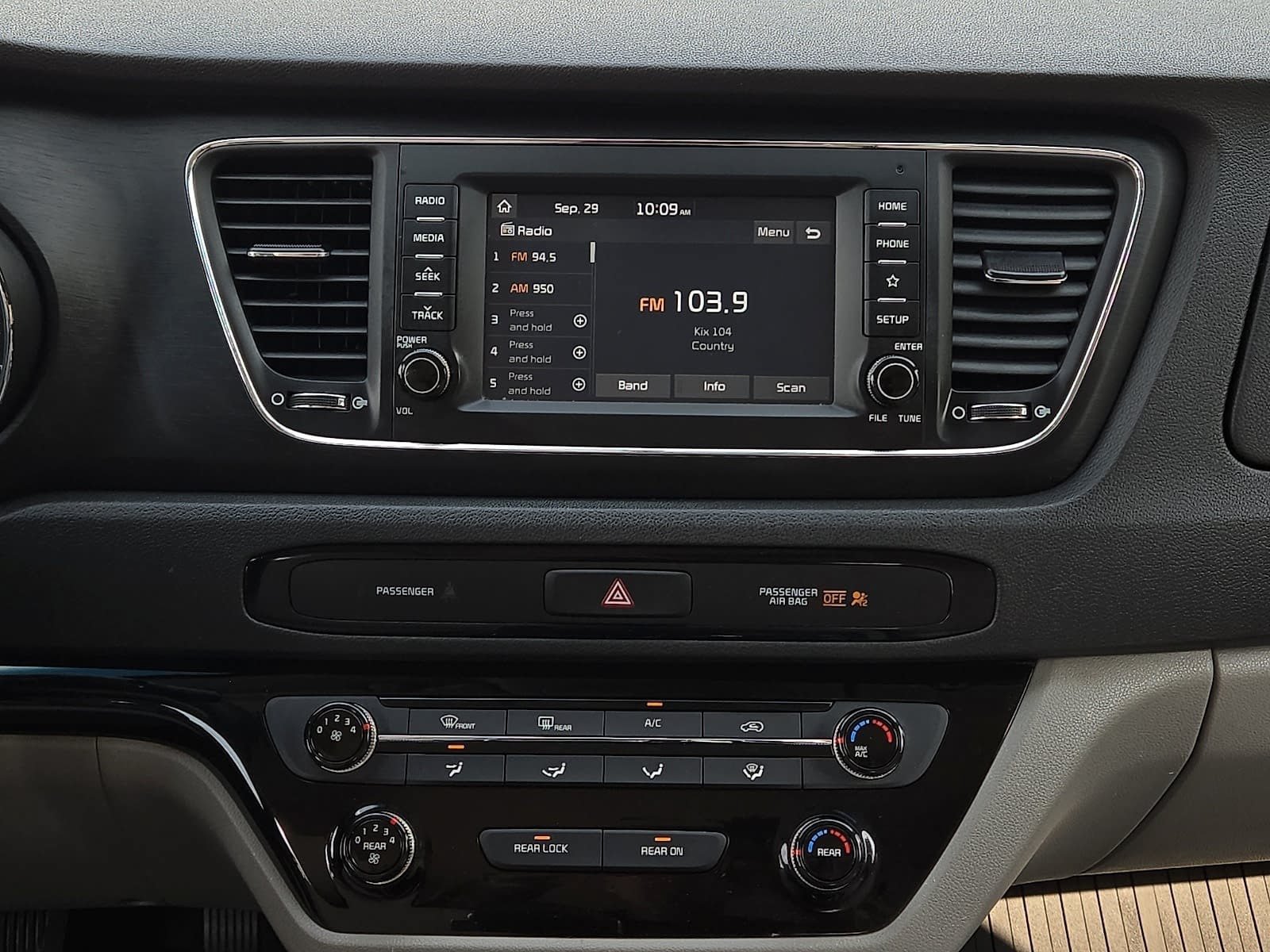 Used 2020 Kia Sedona LX FWD image 13