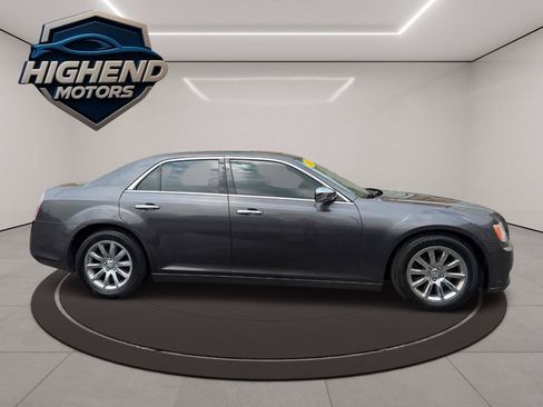 Used 2014 Chrysler 300 C RWD image 10