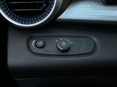 Used 2025 Chevrolet Trax LT image 20