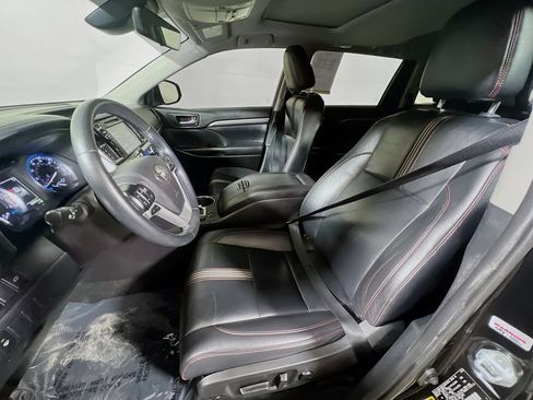 Used 2019 Toyota Highlander SE w/ Nightshade Edition AWD/4WD image 18