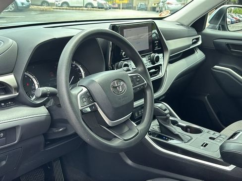 Used 2023 Toyota Highlander L FWD image 22