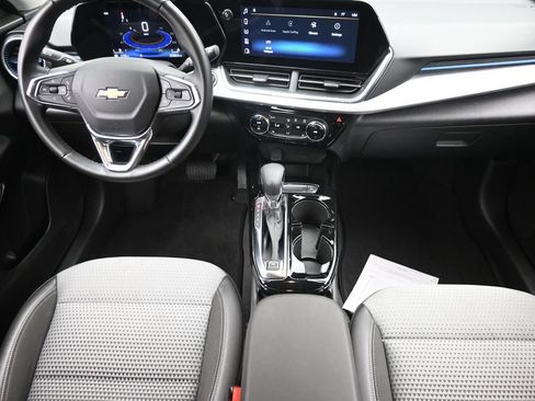 Used 2025 Chevrolet Trax LT w/ LT Convenience Package FWD image 15