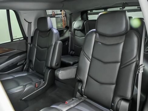 Used 2019 Cadillac Escalade Luxury AWD/4WD image 22