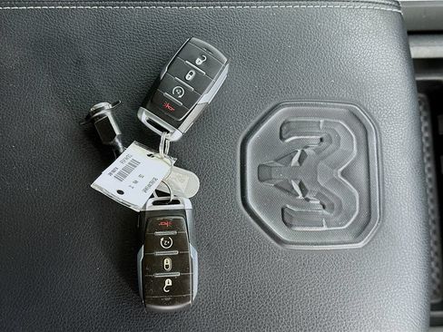 Used 2022 RAM 1500 Laramie AWD/4WD image 34