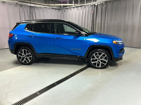 Used 2025 Jeep Compass Limited w/ Elite Group AWD/4WD image 8