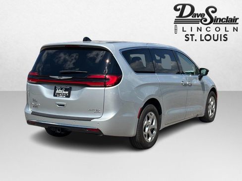 Used 2024 Chrysler Pacifica Limited w/ Trailer Tow Group AWD/4WD image 3