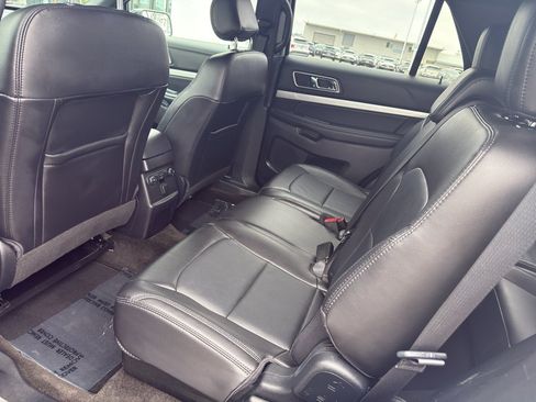 Used 2017 Ford Explorer XLT w/ Equipment Group 202A AWD/4WD image 16