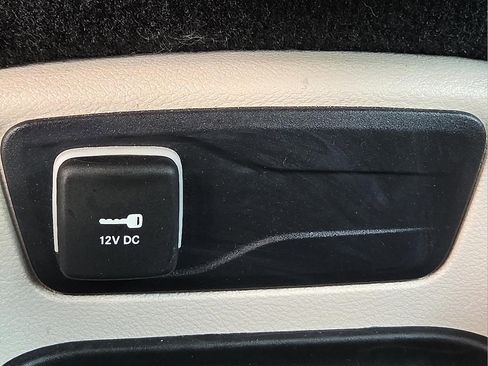 Used 2024 Chrysler Pacifica Touring-L image 18