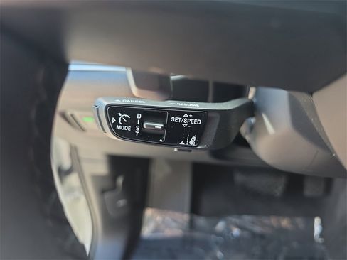 Used 2025 Porsche Cayenne image 37