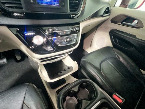 Used 2017 Chrysler Pacifica Touring-L FWD image 26