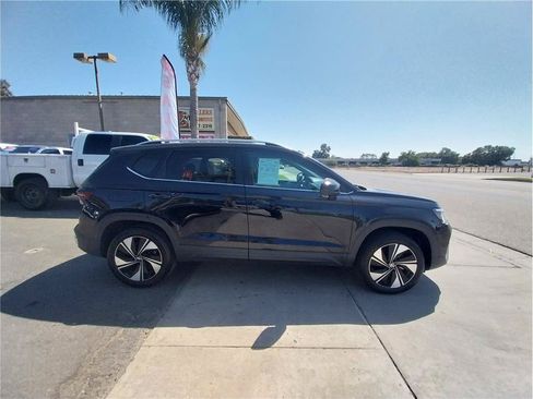 Used 2025 Volkswagen Taos SE AWD/4WD image 4